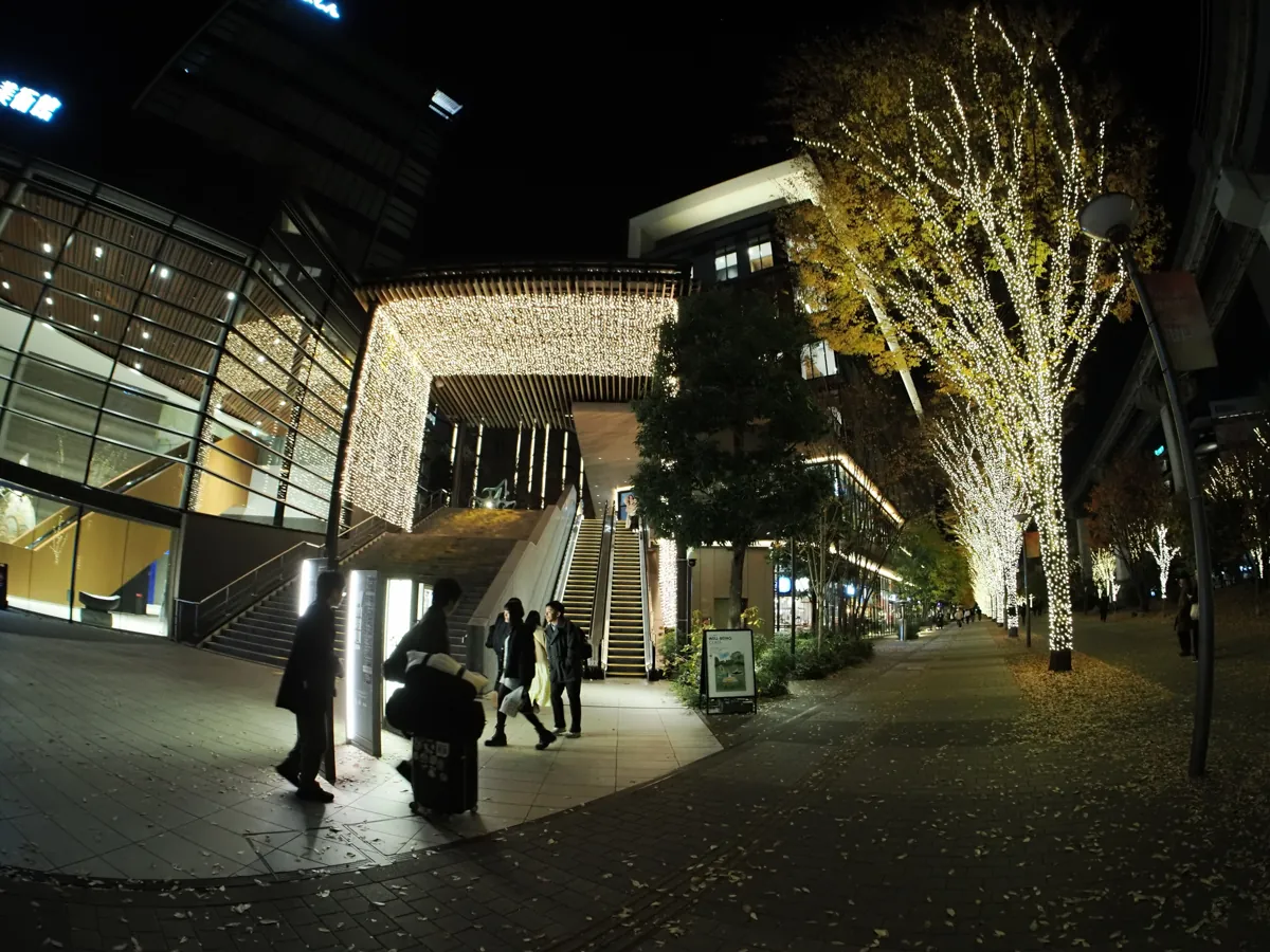 光のアーチの中に立つ人物の魚眼スナップ