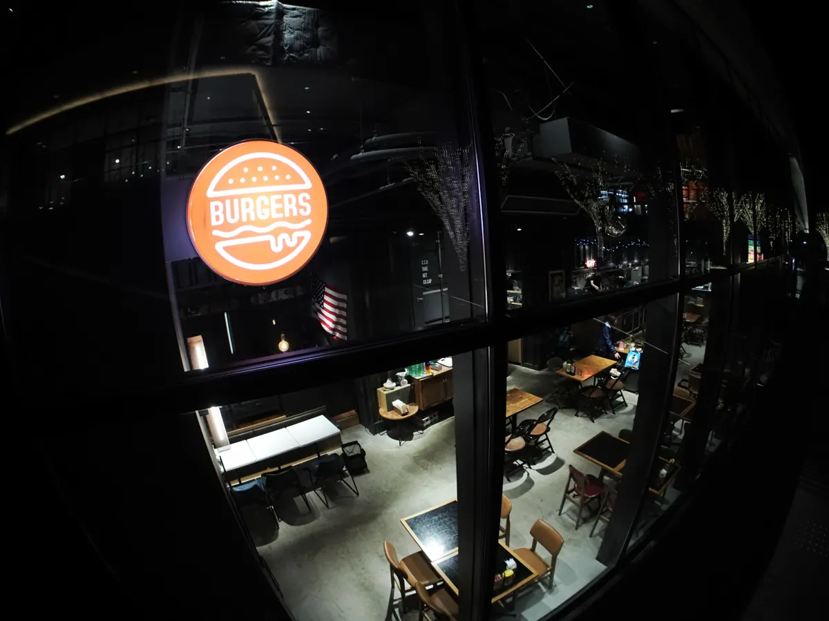 窓ガラスの反射を利用し、内と外の風景が二重に写り込み、歪んでいる様子