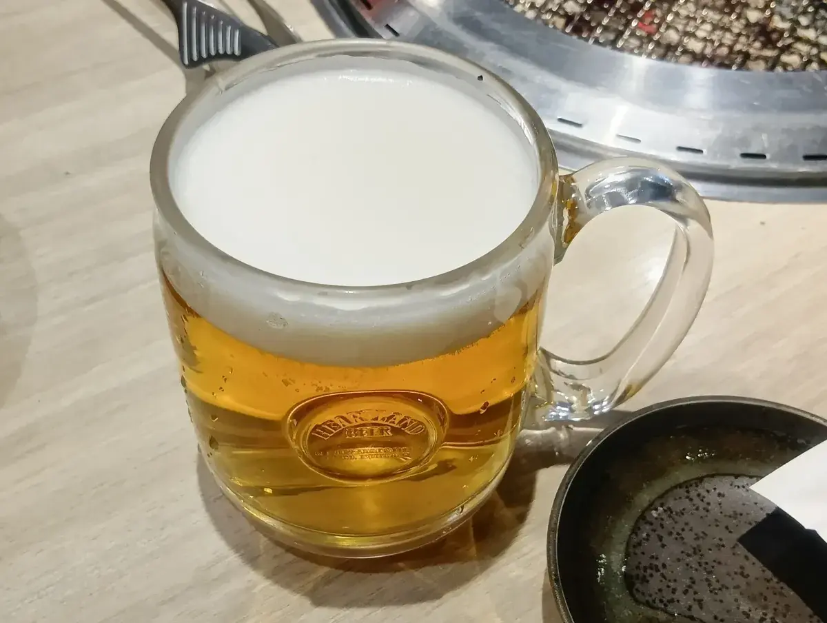 ジョッキに注がれたハートランドビール。クリーミーな泡が立っている