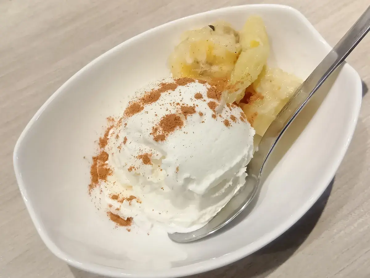 白い器に盛られた焼きバナナと、シナモンがかかったバニラアイス