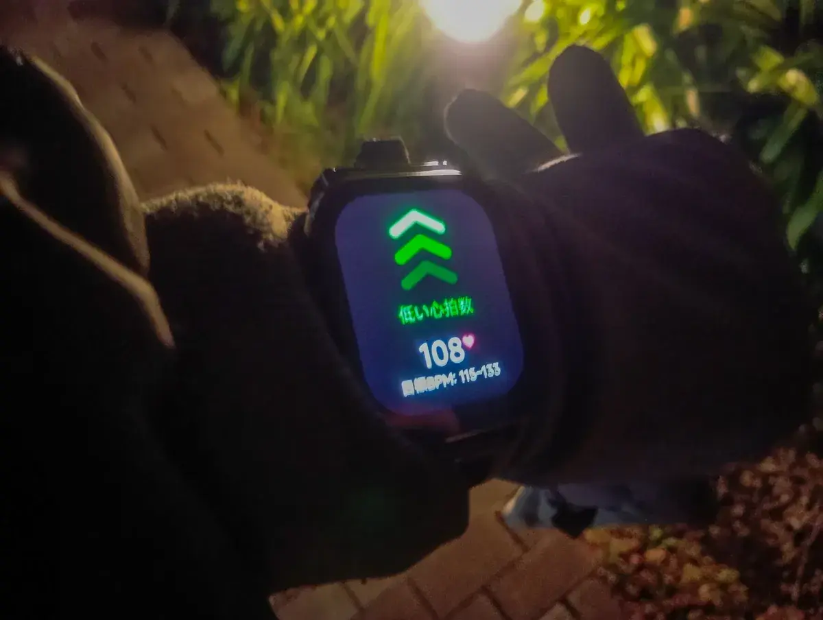 夜のウォーキング中にRedmi Watch 5 Activeで心拍数を確認するダイエット挑戦者の手元