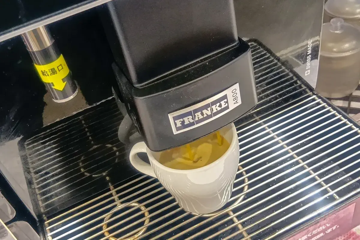FRANKE A800のコーヒーマシンからコーヒーが注がれる様子