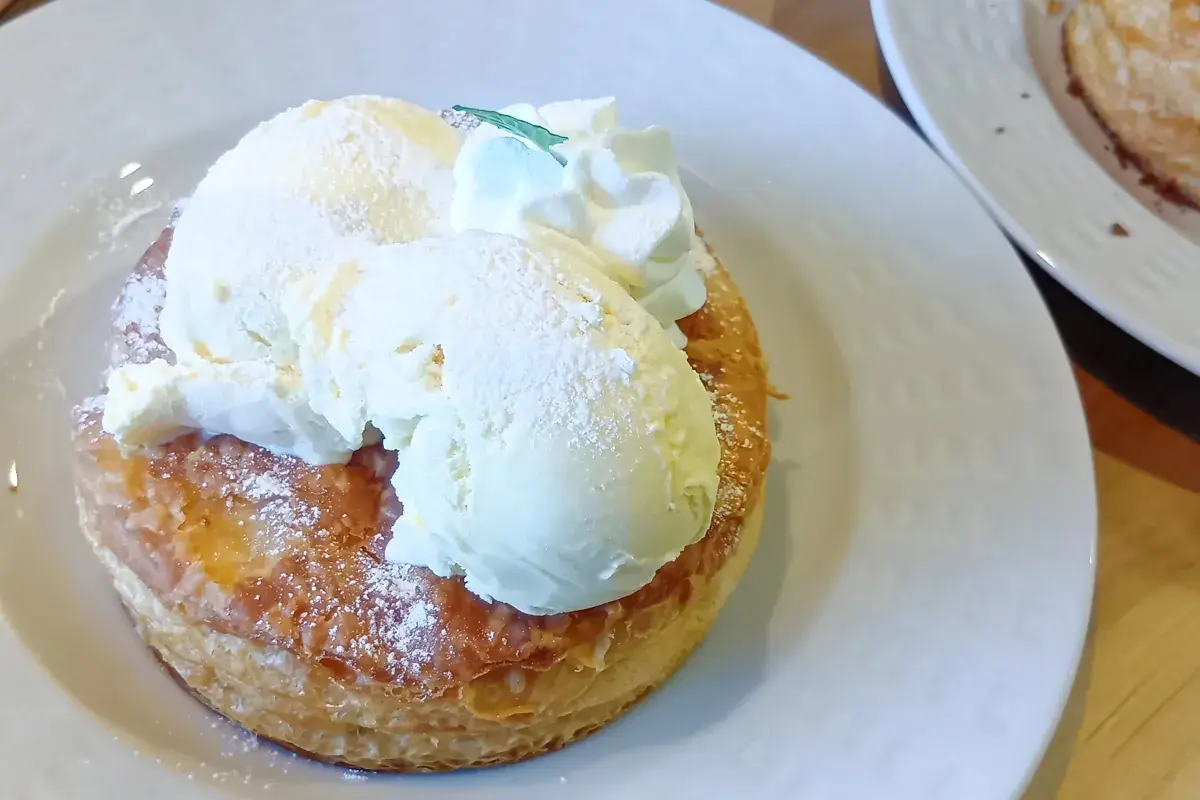 メイプルシロップとバニラアイスが乗ったココッシュのアップ