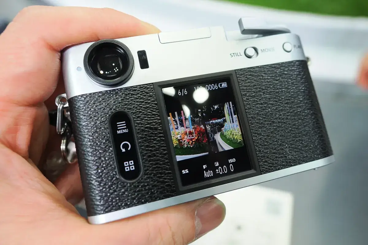 FUJIFILM X halfの背面を手に持った状態。小型の液晶モニターが見える。