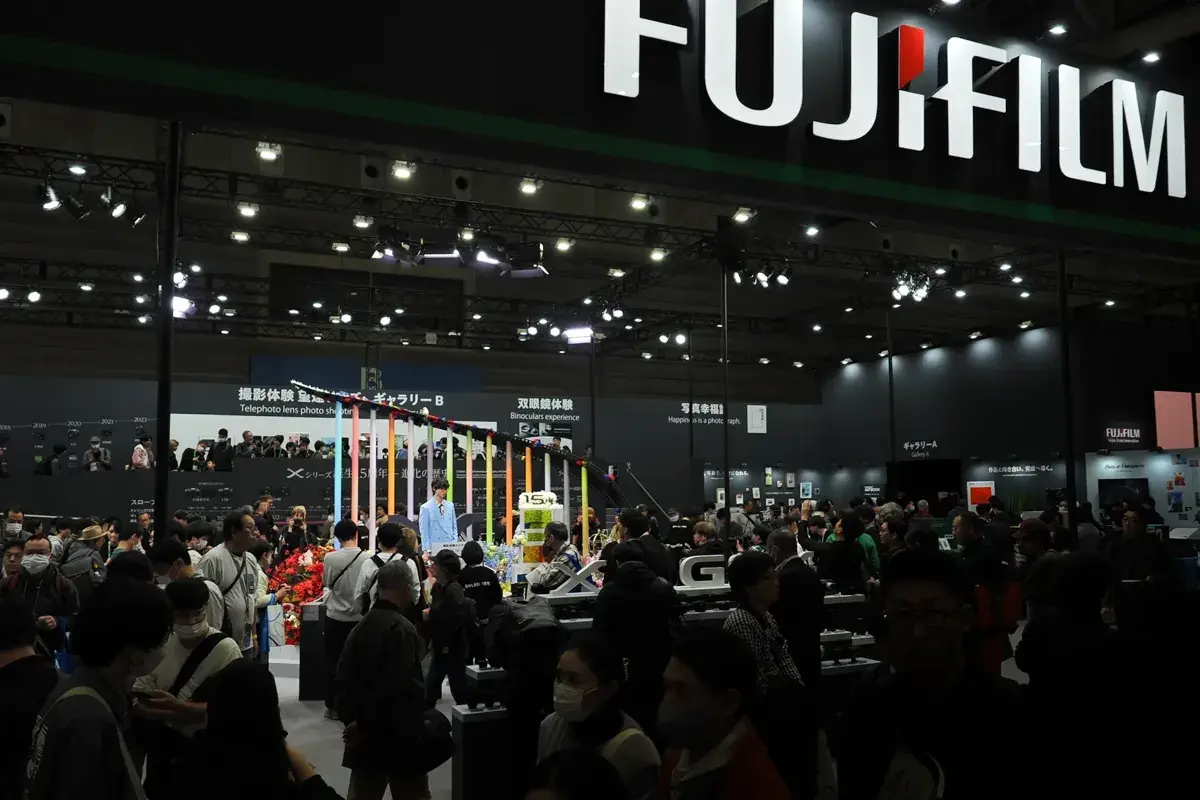 CP+2026 富士フイルムブース全景。大勢の来場者でにぎわう会場。