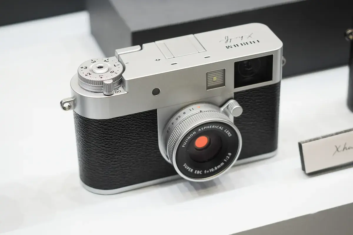 FUJIFILM X half 正面。FUJINONレンズとX halfのロゴが見える。