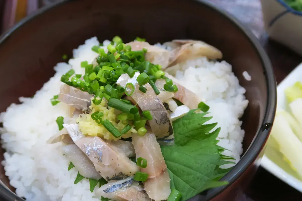 アジたたき丼のクローズアップ。刻みネギと生姜が乗った、エッジの立ったアジの身。
