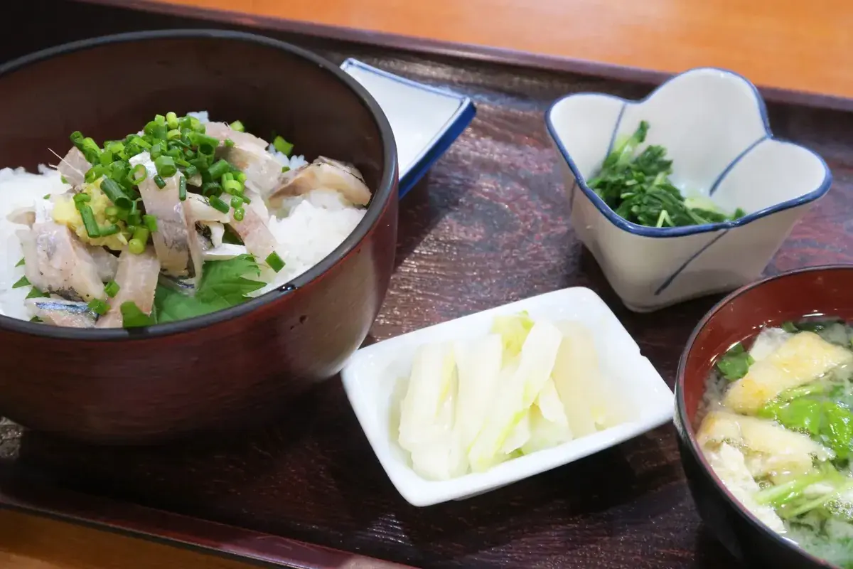 アジたたき丼定食の全体像。味噌汁、小鉢、漬物が添えられた、バランスの良いランチ膳。
