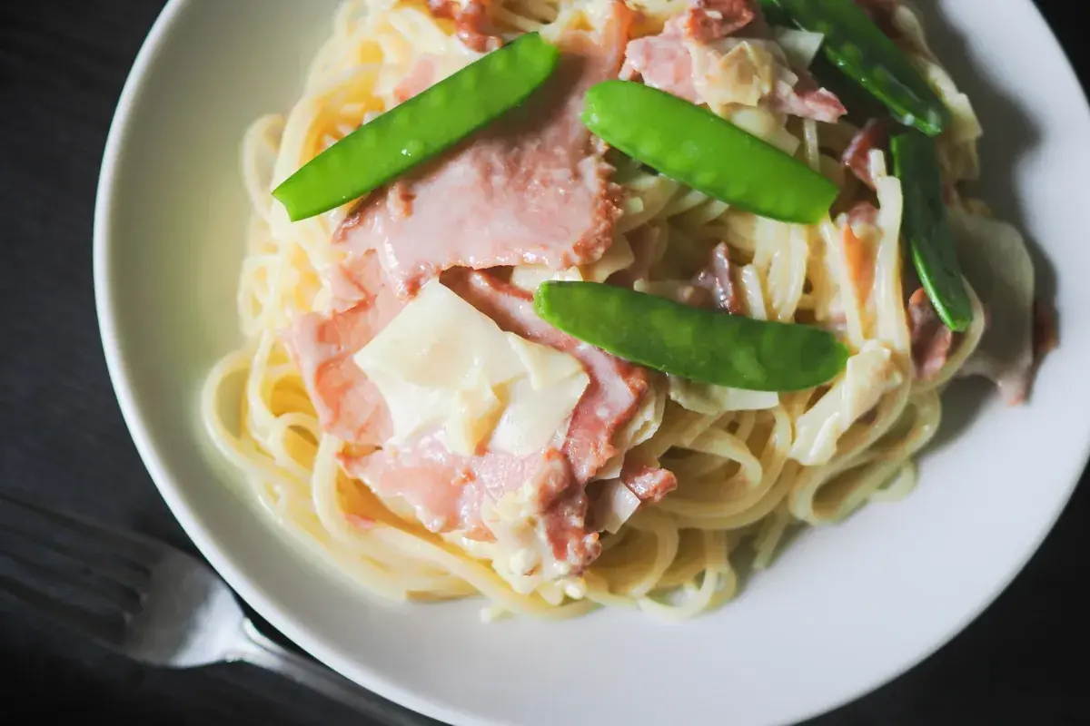 完成したタケノコの豆乳パスタ。湯気が柔らかく漂っている。