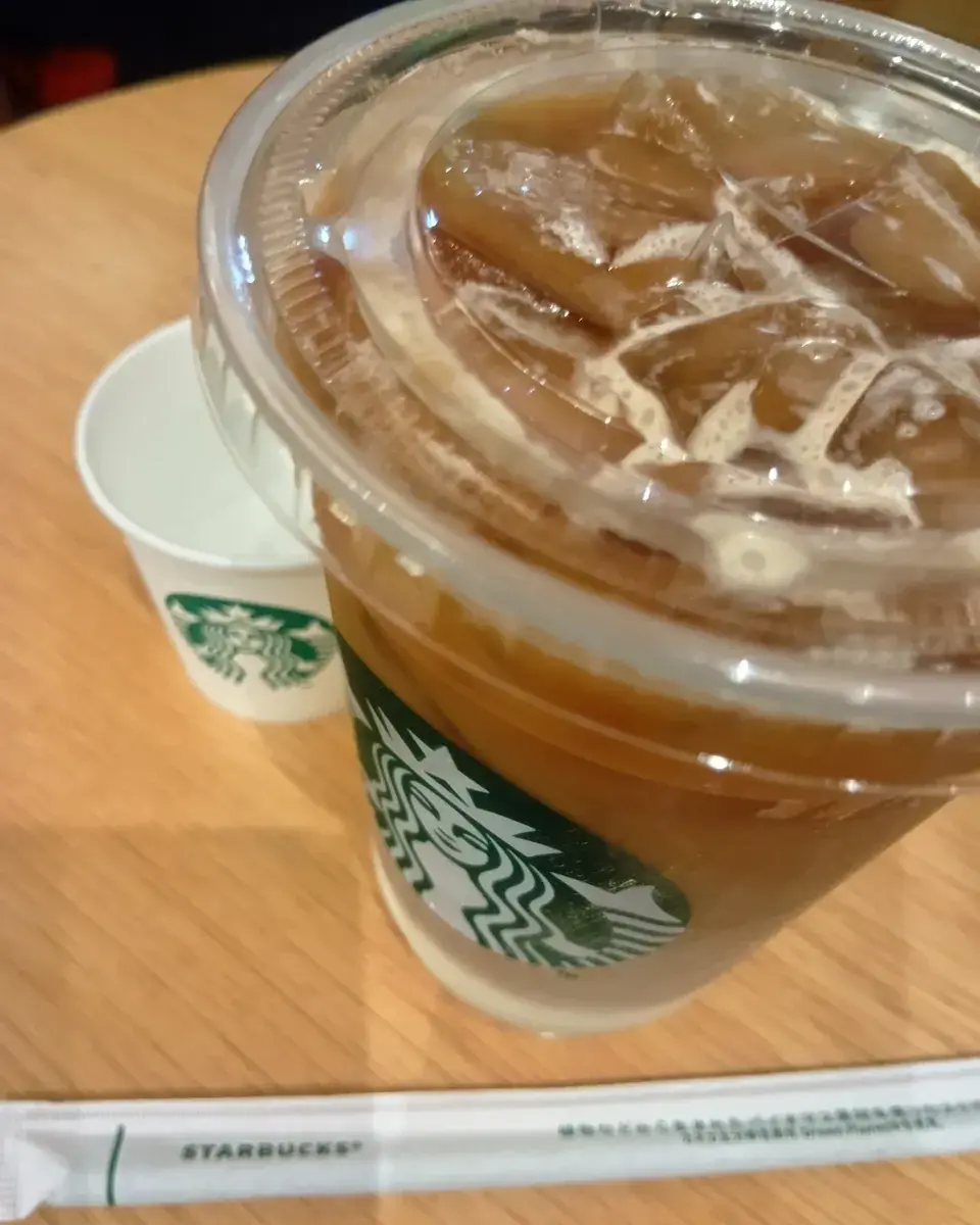 スターバックスの店内。注文したビタークリームコーヒーを味わう至福の時間。カップと店内照明。
