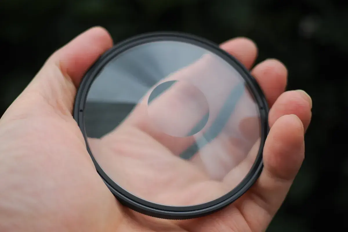 Neewer 82mm Hole Effectフィルターを手に持ったところ。金属枠にプリズムガラスが埋め込まれている