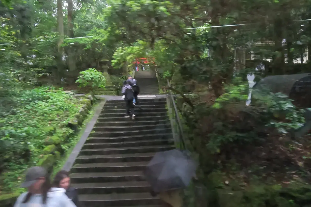 バスの車窓から見えた箱根神社の石段。雨粒にピントが合い、撮りたかった鳥居の反対側。。。