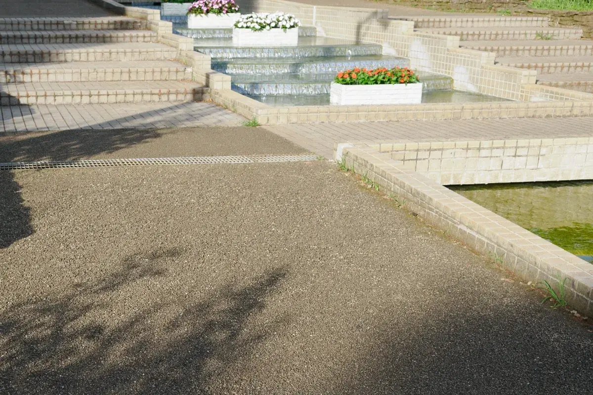 検証場所。噴水前の水辺の渡し。ここに三脚を据え、カメラの向きと被写体を変えて4組のON/OFFを撮り比べた
