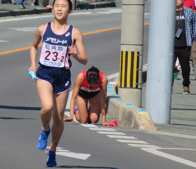 飯田怜 プリンセス駅伝・岩谷産業・飯田怜選手這ってタスキリレー