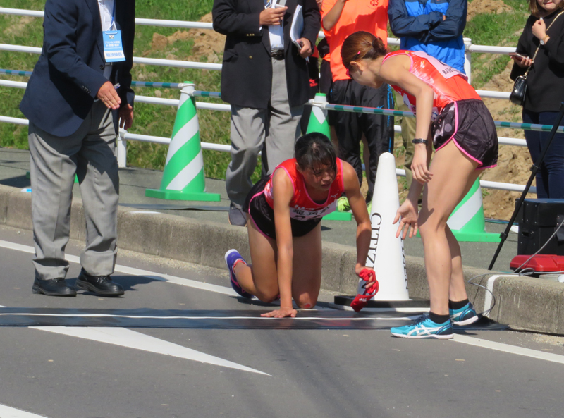 飯田怜 プリンセス駅伝・岩谷産業・飯田怜選手這ってタスキリレー