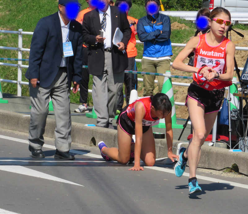 プリンセス駅伝・岩谷産業・飯田怜選手這ってタスキリレー！！ - 南部