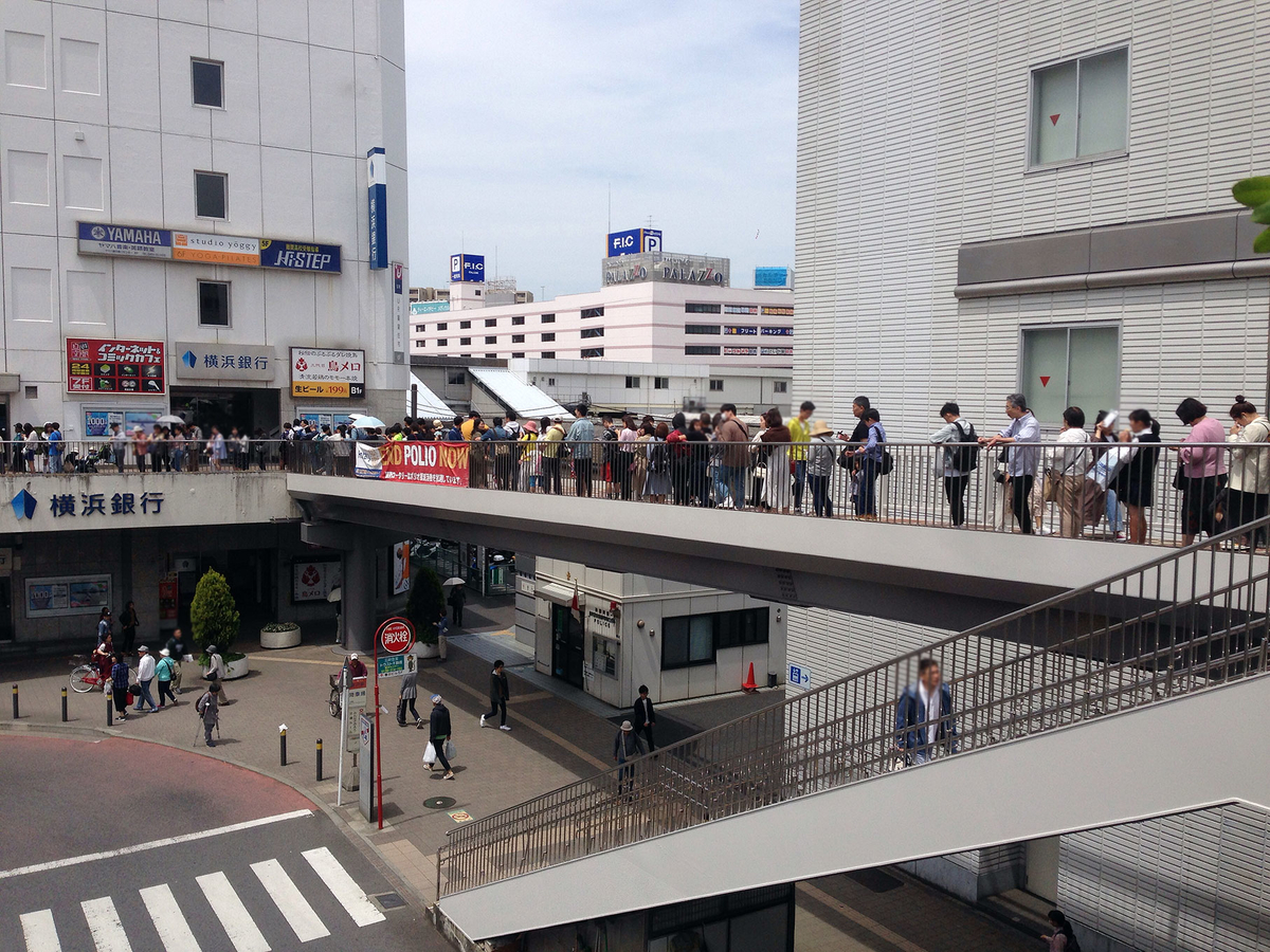 連休中の江ノ電藤沢駅の混雑