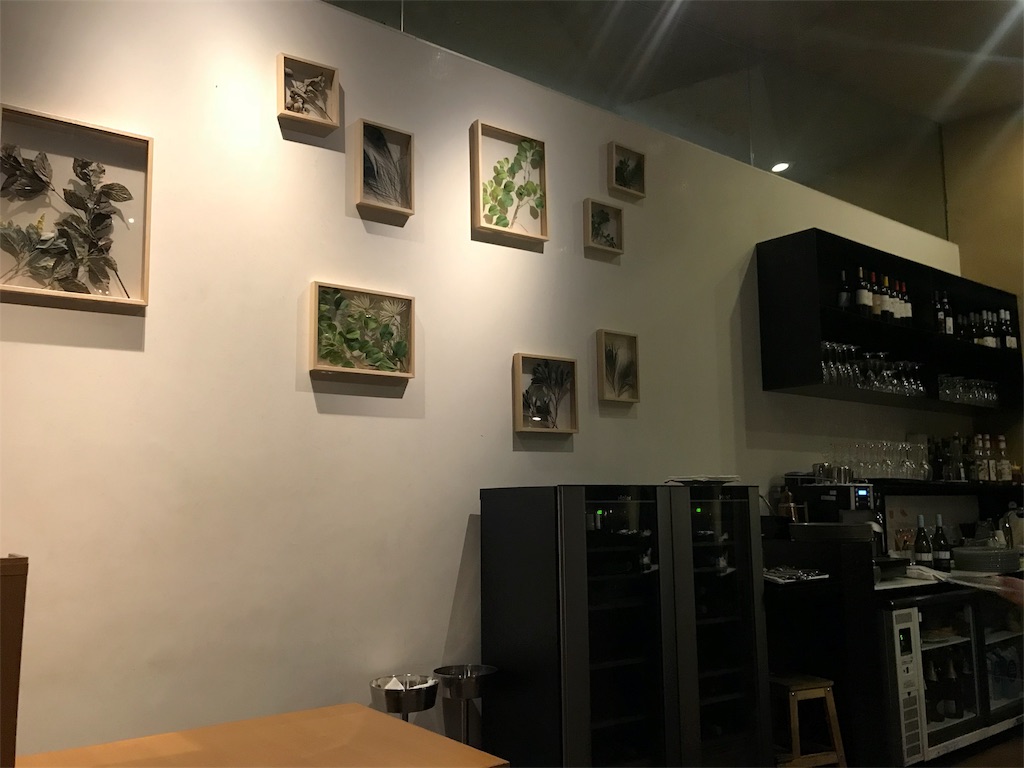 レストランの壁