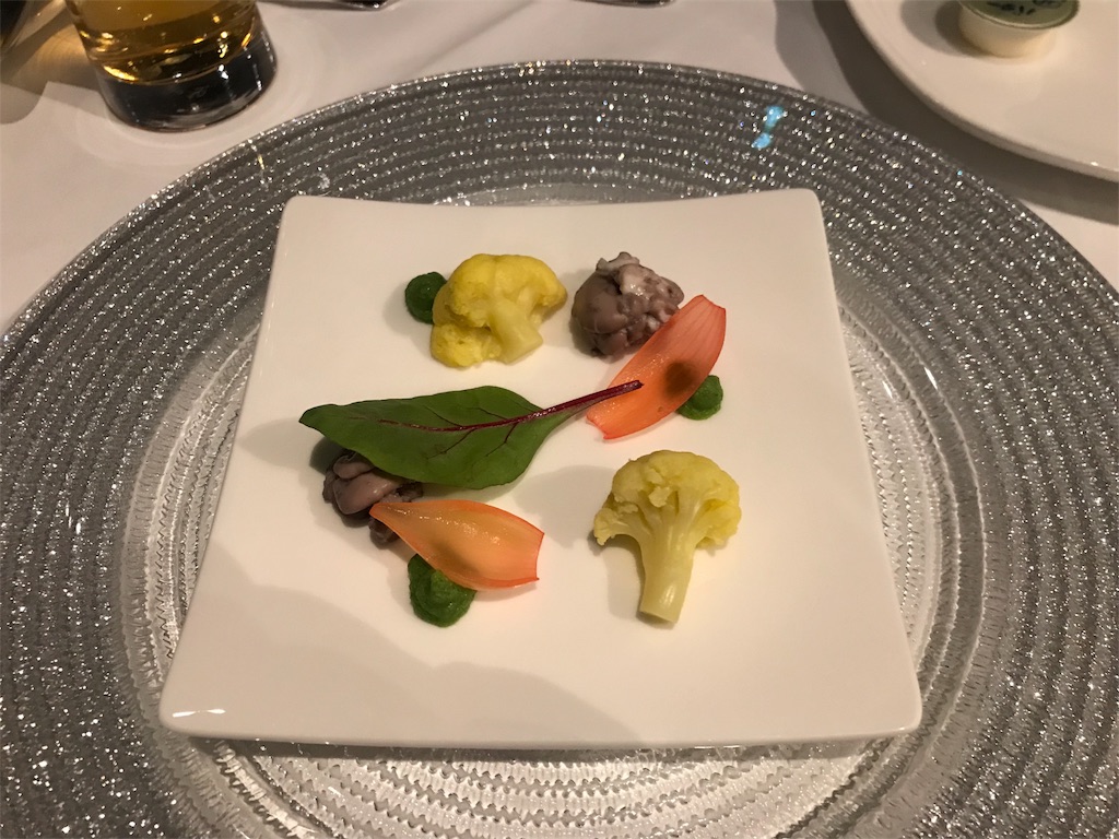 赤ワイン仕込みの白子のマトロートとカリフラワーのピクルス