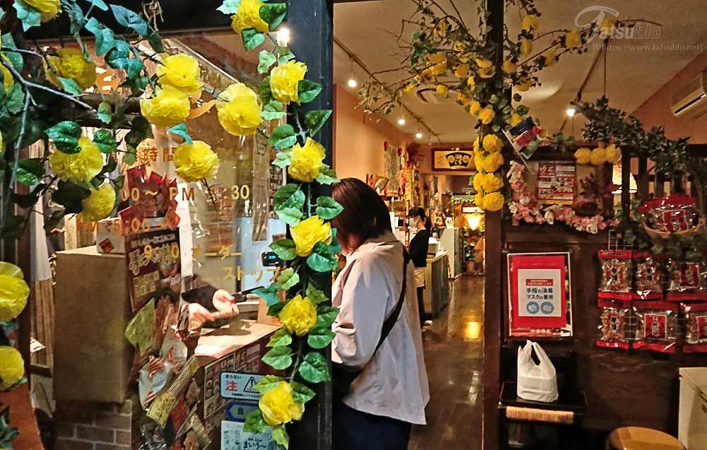 店内は、細長い造りでテーブル席が並んでいます。