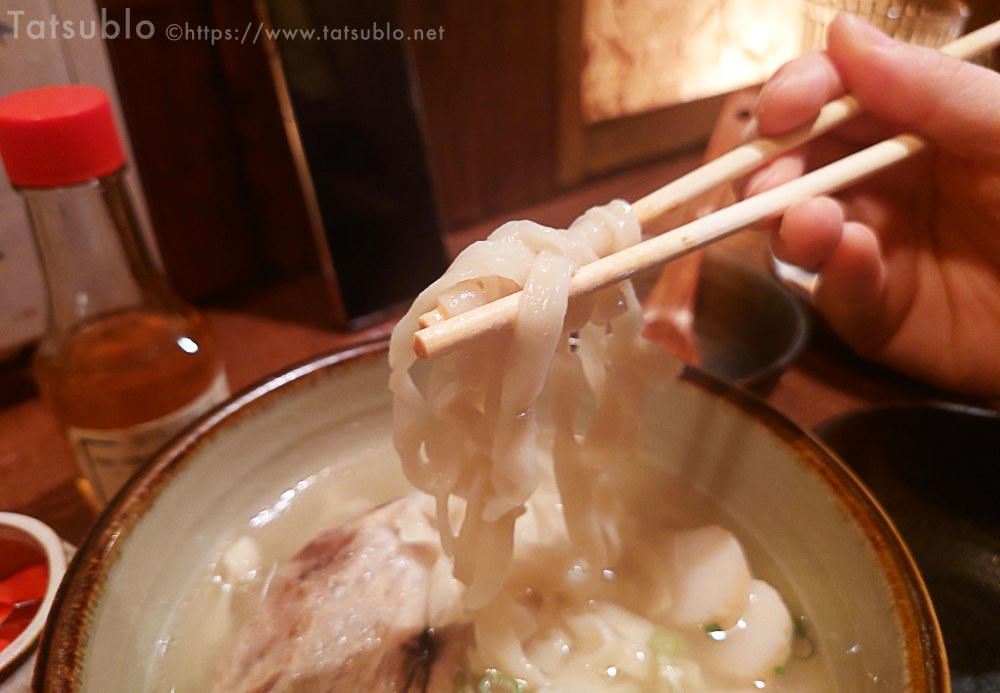 麺は平打ちで少し固めの優しいそば。