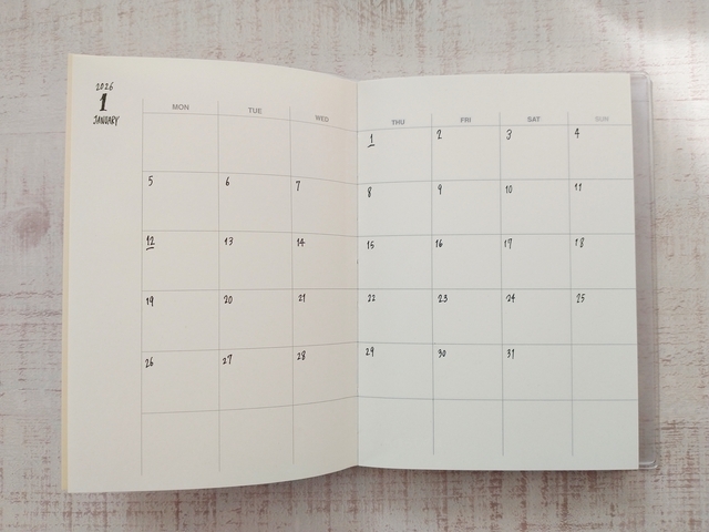 「無印良品 日付がないスケジュールノート マンスリー/デイリー A6」　月間ページ