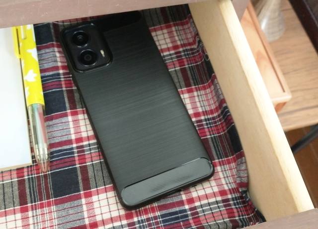 引き出しの中のスマホ