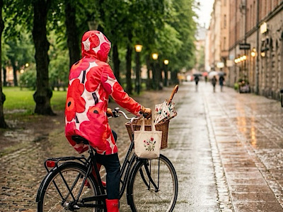 美品　マリメッコ レインコート ナイロンコート ハッタラ柄 marimekko 雨の日が待ち遠しくなる、明るい色彩「マリメッコ」のレインコート