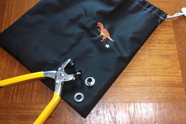 きんちゃく袋に恐竜の刺繍