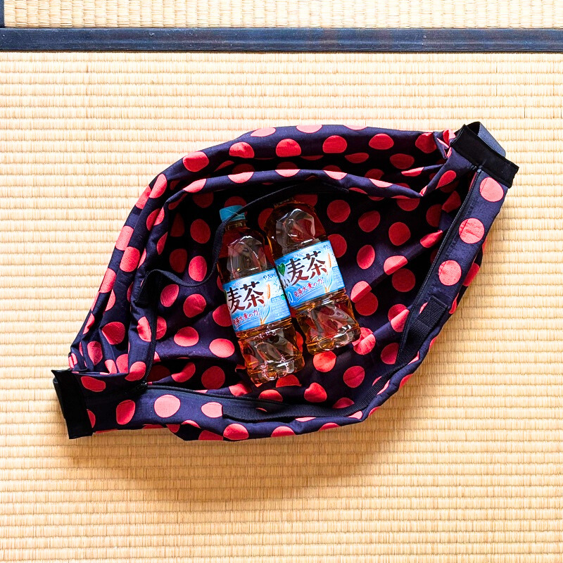 ジャバラ折りエコバッグにペットボトルを入れた写真