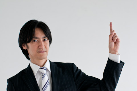指を指している男の人の写真