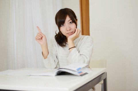 アドバイスを送る女の人の写真