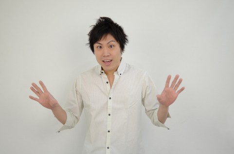 解除されない!と慌てる前に… 慌てないように諭している男の写真