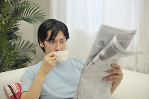 コーヒーを飲んでいる男の人の写真