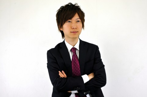 しっかり考えている男の写真
