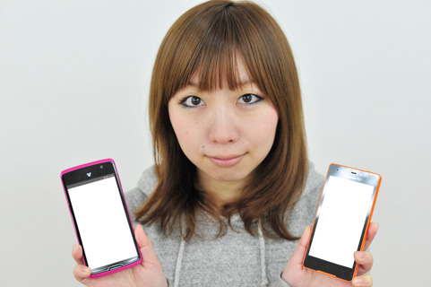 スマホを2台持っている女の写真