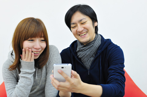 「きっかけ」にはなります。 カップルでスマホを眺めている写真
