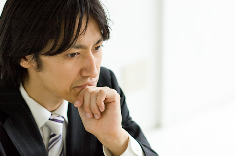 考えてみよう 考える男の人の写真