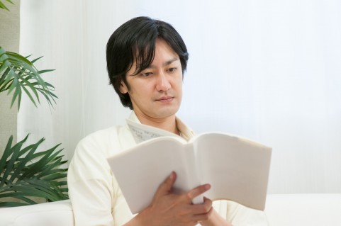 読みやすいページはSEOにも有効に働く 本を読んでいる男の人の写真