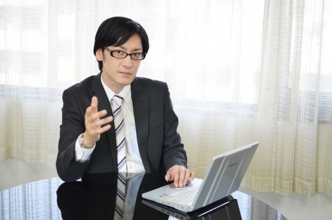 説明をしている男の人の写真