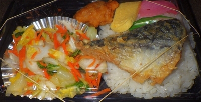 [260404][「ふぁみりー弁当」][(名護店)][名無し弁当][サバ，野菜炒め他]
