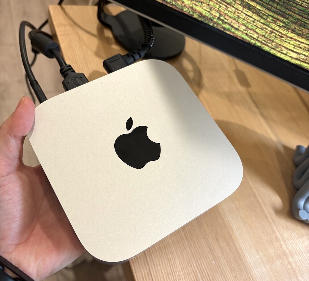 手で持たれたAppleのMac mini