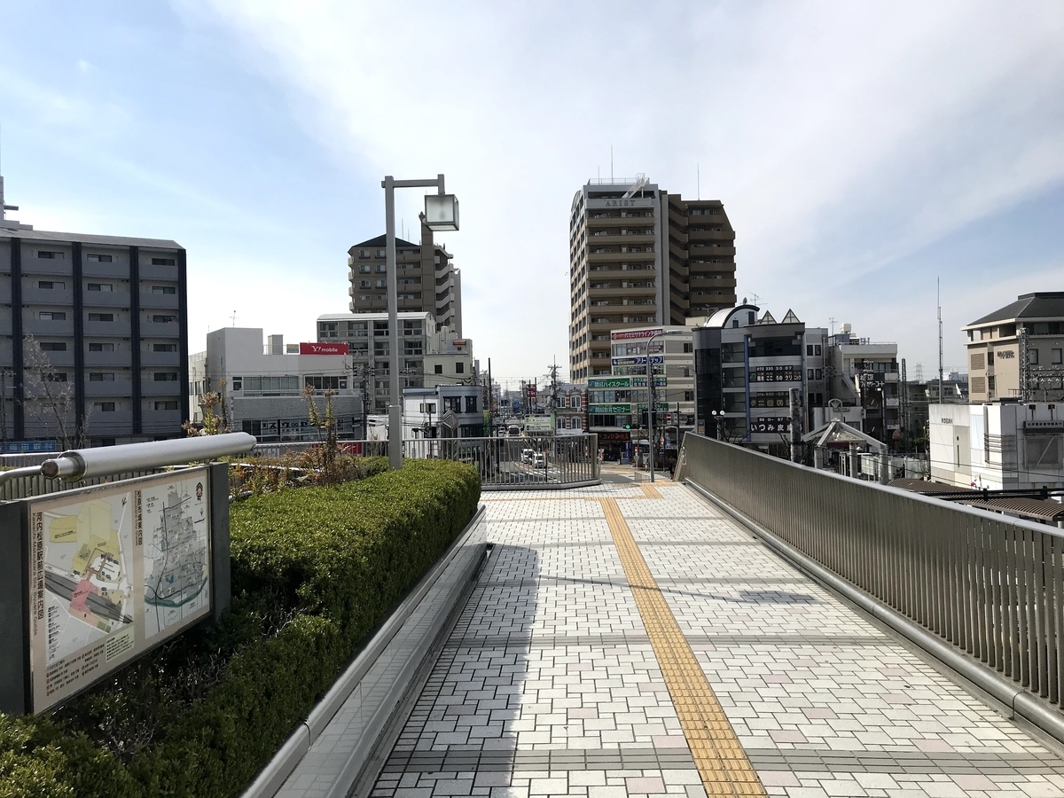 右に曲がると階段が見える