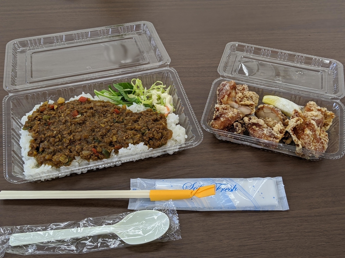 ドライカレーとももの唐揚げ