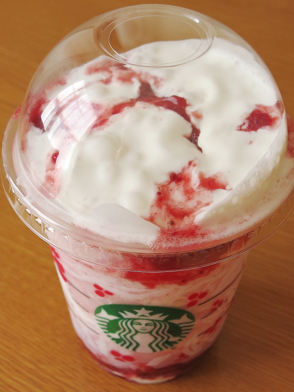 スタバ　クリスマスストロベリーケーキフラペチーノ