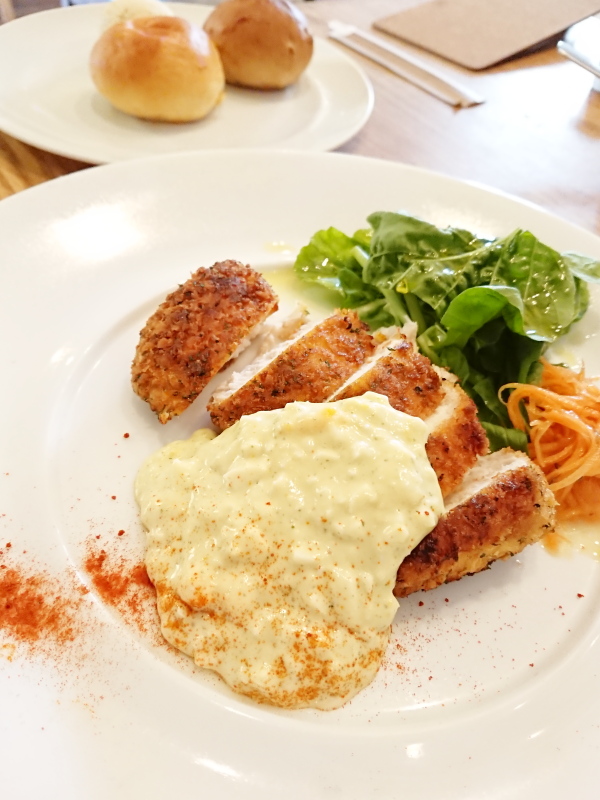 メイン料理と食べ放題のパン