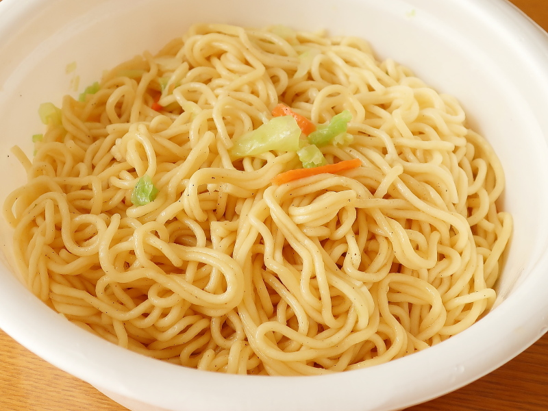 日清焼そばU.F.O. 黄金鶏油 鶏ネギ塩焼そば f:id:sa_to_e:20200318185033j:plain