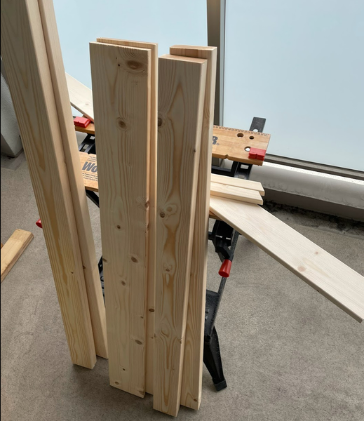 ツーバイ材を準備した写真