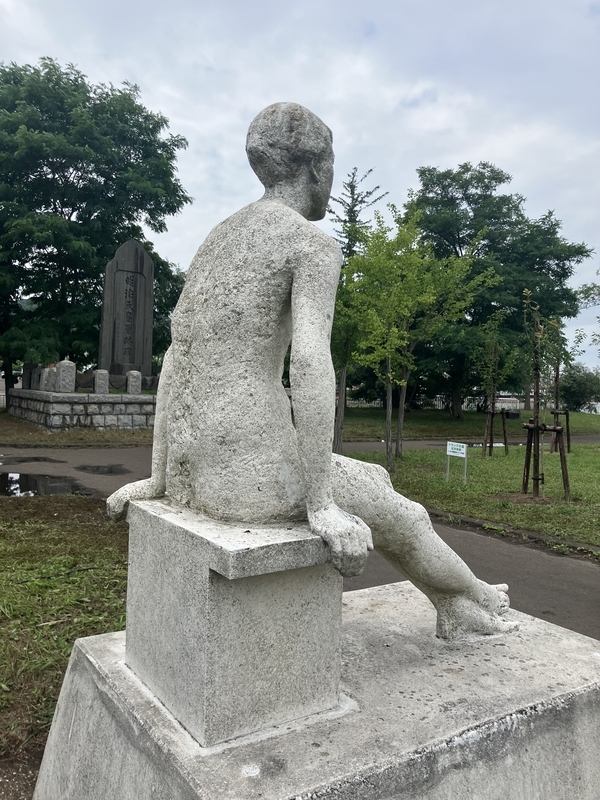 彫刻レリーフ草原の少女 室蘭市 野外彫刻 入江臨海公園（再訪） - サバ奈子