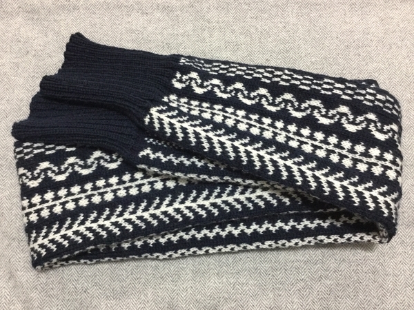 やっと完成！「I PLAY KNIT.」編み込み柄マフラーKUSARI♪ - 猫と布山登山